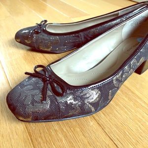 Bandolino black/gold floral low block heel 7.5